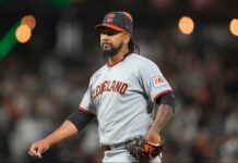 FBI irrumpe en aeropuerto de NY y detiene a Emmanuel Clase, beisbolista involucrado en escándalo de apuestas El lanzador de los Cleveland Guardians, Emmanuel Clase, fue arrestado por el FBI en aeropuerto JFK tras ser acusado de manipular lanzamientos en juegos de la MLB