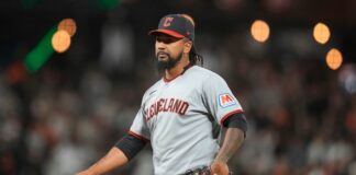 FBI irrumpe en aeropuerto de NY y detiene a Emmanuel Clase, beisbolista involucrado en escándalo de apuestas El lanzador de los Cleveland Guardians, Emmanuel Clase, fue arrestado por el FBI en aeropuerto JFK tras ser acusado de manipular lanzamientos en juegos de la MLB