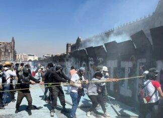 Halcones morenos El bloque negro, reventador de manifestaciones, es la nueva versión de ‘Los Halcones’. Pensábamos que eran cosa de aquellos tiempos oscuros y siniestros, pero el pasado regresó