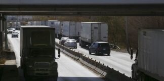 Transportistas bloquean la México-Querétaro en ambos sentidos Alianza de Autotransportistas exige a los tres niveles de Gobierno, garantizar la seguridad de todas y todos los transportistas que diariamente recorren las carreteras del país