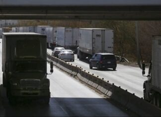 Transportistas bloquean la México-Querétaro en ambos sentidos Alianza de Autotransportistas exige a los tres niveles de Gobierno, garantizar la seguridad de todas y todos los transportistas que diariamente recorren las carreteras del país