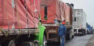 Los bloqueos, inevitables porque ‘no nos han resuelto nada’, señalan transportistas El paro nacional de transportistas y campesinos se mantiene ante la falta de respuestas por parte del gobierno. Acusan de reuniones sin resultados y trámites detenidos