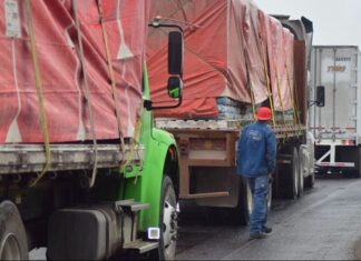 Los bloqueos, inevitables porque ‘no nos han resuelto nada’, señalan transportistas El paro nacional de transportistas y campesinos se mantiene ante la falta de respuestas por parte del gobierno. Acusan de reuniones sin resultados y trámites detenidos