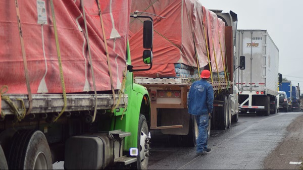 Los bloqueos, inevitables porque ‘no nos han resuelto nada’, señalan transportistas El paro nacional de transportistas y campesinos se mantiene ante la falta de respuestas por parte del gobierno. Acusan de reuniones sin resultados y trámites detenidos