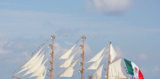 Mezhua, nado sincronizado CSP y el titular de la Semar, Raymundo Pedro Morales recordaron a la cadete de cuarto año América Yamilet Sánchez Hernández y al marinero Adal Jair Maldonado Marcos