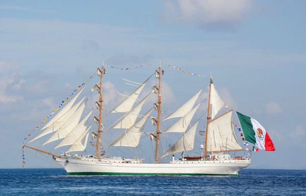 Buque Cuauhtémoc CSP y el titular de la Semar, Raymundo Pedro Morales recordaron a la cadete de cuarto año América Yamilet Sánchez Hernández y al marinero Adal Jair Maldonado Marcos