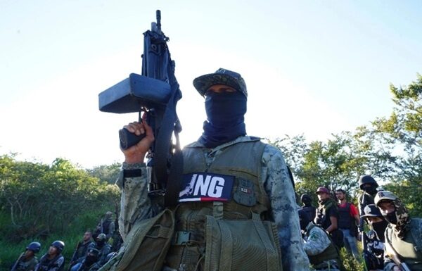 Vinculan a proceso a ‘El Mane’, uno de los líderes del ‘CJNG’ en Jalisco, por delincuencia organizada El MPF, aportó los datos de prueba para que el Juez decretara la vinculación por dichos delitos, medida cautelar de prisión preventiva oficiosa, y seis meses de plazo para la investigación complementaria