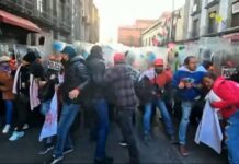 CNTE ‘cerca’ Palacio Nacional: Maestros se enfrentan con policías tras intentar derribar vallas La CNTE anunció un paro de 48 horas junto con movilizaciones en varias regiones del país y una mega marcha en la CDMX