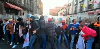 CNTE ‘cerca’ Palacio Nacional: Maestros se enfrentan con policías tras intentar derribar vallas La CNTE anunció un paro de 48 horas junto con movilizaciones en varias regiones del país y una mega marcha en la CDMX