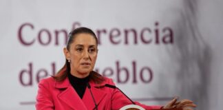 Sheinbaum condena violencia en marcha de la Generación Z y pide que continúe por la ‘vía pacífica’ Un grupo de encapuchados identificados como “el bloque negro” golpearon con martillos y piedras las vallas que protegían el Palacio Nacional