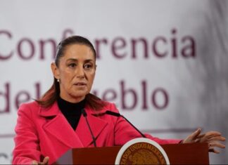 Sheinbaum condena violencia en marcha de la Generación Z y pide que continúe por la ‘vía pacífica’ Un grupo de encapuchados identificados como “el bloque negro” golpearon con martillos y piedras las vallas que protegían el Palacio Nacional