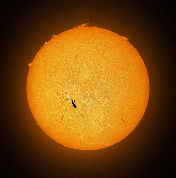 Caída de Ícaro McCarthy explicó que la imagen fue tomada con varios instrumentos, especialmente ajustados a la banda de hidrógeno alfa del Sol, que revela la cromosfera solar