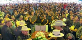 Cientos despiden a Carlos Manzo en funeral público en Uruapan Algunos de los asistentes realizaron reclamos a la presidenta CS y al gobernador de Michoacán, el morenista Alfredo Ramírez, por la inseguridad y violencia que afecta a la región