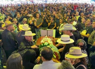 Cientos despiden a Carlos Manzo en funeral público en Uruapan Algunos de los asistentes realizaron reclamos a la presidenta CS y al gobernador de Michoacán, el morenista Alfredo Ramírez, por la inseguridad y violencia que afecta a la región