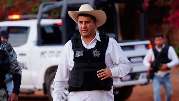 El alcalde de Uruapan, Carlos Manzo, perdió la vida en el atentado que sufrió hoy, confirma el gobernador Bedolla Autoridades han identificado que en Uruapan operan el Cártel Jalisco Nueva Generación (CJNG), Los Caballeros Templarios, Los Viagras, Pueblos Unidos y Los Blancos de Troya