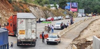 CNTE bloquea acceso al aeropuerto Albino Corzo en Chiapas En Chiapas tomaron tres casetas en dos carreteras de cuota para exigir la reapertura de la mesa de negociaciones con la presidente Claudia Sheinbaum