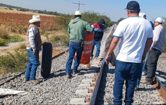 CONCAMIN y la AMF alertan por bloqueos ferroviarios: Más de 250 mil toneladas de carga varadas en Guanajuato Las organizaciones hicieron un llamado urgente a una solución permanente que evite la toma de las vías del tren como un mecanismo de manifestación