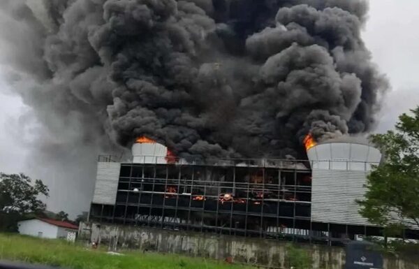 Se incendia planta de CryoInfra en Ocuapan, Huimanguillo Reportes preliminares indican que el siniestro comenzó mientras obreros realizaban labores de desmantelamiento dentro de la planta, la cual llevaba tiempo sin operar