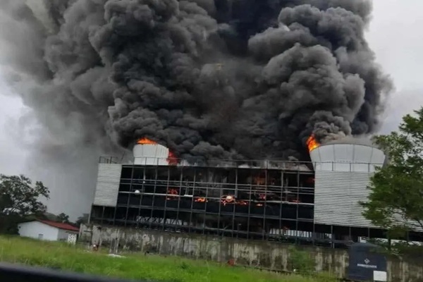 CryoInfra Reportes preliminares indican que el siniestro comenzó mientras obreros realizaban labores de desmantelamiento dentro de la planta, la cual llevaba tiempo sin operar