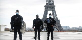 Policías franceses capacitan a mexicanos para controlar disturbios en el Mundial 2026 Ciudad de México, 21 Nov-25 (Agencia/VRed).- Policías del occidental estado mexicano de Jalisco concluyeron una capacitación a cargo de la Policía Nacional de Francia para controlar manifestaciones y disturbios, con miras al Mundial de fútbol que se celebrará en 2026. México será sede de la Copa del Mundo junto con Estados Unidos y Canadá, del 11 de junio al 19 de julio. El país albergará en total 13 partidos repartidos entre Ciudad de México, Monterrey (norte) y Guadalajara, capital de Jalisco (oeste). Los cuatro partidos de Jalisco se celebrarán en el estadio Akron, ubicado en Zapopan, parte de la zona metropolitana de Guadalajara. Autoridades locales anunciaron que un total de 65 elementos de diversas corporaciones de Jalisco fueron capacitados en la gestión de "Multitudes durante Manifestaciones y Grandes Acontecimientos Deportivos". La capacitación duró dos semanas y estuvo a cargo de instructores de la Compagnies Républicaines de Sécurité (CRS), una división de la Policía de Francia con experiencia en mundiales de fútbol y juegos olímpicos. "Entendemos que este encuentro internacional de fútbol exige una policía preparada, humana y estratégica, capaz de responder con profesionalismo ante escenarios complejos", dijo a la prensa el secretario de Seguridad Jalisco, Juan Pablo Hernández González. La capacitación concluyó con un simulacro de disturbios en el estadio. "Los oficiales abordaron en la teoría y práctica cómo privilegiar la mediación, el diálogo y el control táctico, pilares de una policía de vanguardia", explicó Hernández González tras la clausura de los entrenamientos. "En dado caso que haya actos de violencia o algunos grupos de agitadores que quieran llegar a poner en riesgo a la ciudadanía, ya tendremos más herramientas para poder llevar a cabo una contención de manera preventiva", añadió.