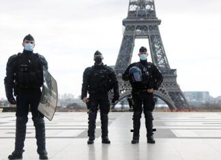 Policías franceses capacitan a mexicanos para controlar disturbios en el Mundial 2026 Ciudad de México, 21 Nov-25 (Agencia/VRed).- Policías del occidental estado mexicano de Jalisco concluyeron una capacitación a cargo de la Policía Nacional de Francia para controlar manifestaciones y disturbios, con miras al Mundial de fútbol que se celebrará en 2026. México será sede de la Copa del Mundo junto con Estados Unidos y Canadá, del 11 de junio al 19 de julio. El país albergará en total 13 partidos repartidos entre Ciudad de México, Monterrey (norte) y Guadalajara, capital de Jalisco (oeste). Los cuatro partidos de Jalisco se celebrarán en el estadio Akron, ubicado en Zapopan, parte de la zona metropolitana de Guadalajara. Autoridades locales anunciaron que un total de 65 elementos de diversas corporaciones de Jalisco fueron capacitados en la gestión de "Multitudes durante Manifestaciones y Grandes Acontecimientos Deportivos". La capacitación duró dos semanas y estuvo a cargo de instructores de la Compagnies Républicaines de Sécurité (CRS), una división de la Policía de Francia con experiencia en mundiales de fútbol y juegos olímpicos. "Entendemos que este encuentro internacional de fútbol exige una policía preparada, humana y estratégica, capaz de responder con profesionalismo ante escenarios complejos", dijo a la prensa el secretario de Seguridad Jalisco, Juan Pablo Hernández González. La capacitación concluyó con un simulacro de disturbios en el estadio. "Los oficiales abordaron en la teoría y práctica cómo privilegiar la mediación, el diálogo y el control táctico, pilares de una policía de vanguardia", explicó Hernández González tras la clausura de los entrenamientos. "En dado caso que haya actos de violencia o algunos grupos de agitadores que quieran llegar a poner en riesgo a la ciudadanía, ya tendremos más herramientas para poder llevar a cabo una contención de manera preventiva", añadió.