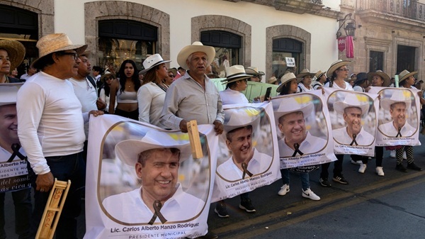 Guardias-Manzo La fiscalía de Michoacán detalló que los guardias, que son policías municipales, fueron detenidos por su "probable participación en el delito de homicidio calificado" del político
