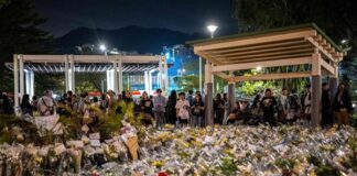 Miles exigen justicia por el incendio del complejo que dejó 146 muertos en Hong Kong Los dolientes hicieron fila a lo largo de la orilla de un canal cercano al complejo de viviendas incendiado de Wang Fuk Court para depositar flores blancas