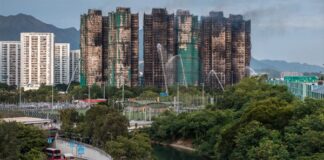 Hong Kong busca a cientos de desaparecidos tras incendio que dejó 65 muertos Los bomberos de Hong Kong buscan este jueves a más de 250 desaparecidos tras el enorme incendio que calcinó un complejo de rascacielos residenciales