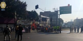 Trabajadores de limpieza del IPN protestan por falta de pagos Al menos 250 empleados mantienen bloqueada la zona de Calzada México-Tacuba para exigir el cumplimiento de sus pagos atrasados