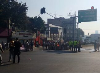 Trabajadores de limpieza del IPN protestan por falta de pagos Al menos 250 empleados mantienen bloqueada la zona de Calzada México-Tacuba para exigir el cumplimiento de sus pagos atrasados