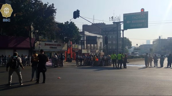 IPN Al menos 250 empleados mantienen bloqueada la zona de Calzada México-Tacuba para exigir el cumplimiento de sus pagos atrasados