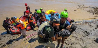 Mueren más de 400 personas tras las devastadoras inundaciones registradas en Indonesia Alguna ayuda internacional ha llegado, particularmente de Malasia, que está enviando suministros a Aceh, una de las provincias más afectadas