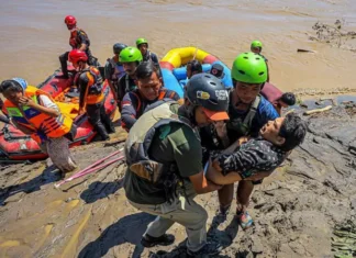 Mueren más de 400 personas tras las devastadoras inundaciones registradas en Indonesia Alguna ayuda internacional ha llegado, particularmente de Malasia, que está enviando suministros a Aceh, una de las provincias más afectadas