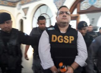 Javier Duarte ‘no está soportando’: Jueza decidirá si sale de prisión hasta el 21 de noviembre La decisión de la liberación de Javier Duarte se dará a conocer hasta el viernes 21 de noviembre. En caso de negársele, se quedará en prisión hasta 2026