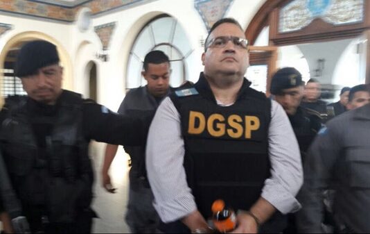 Javier Duarte ‘no está soportando’: Jueza decidirá si sale de prisión hasta el 21 de noviembre La decisión de la liberación de Javier Duarte se dará a conocer hasta el viernes 21 de noviembre. En caso de negársele, se quedará en prisión hasta 2026