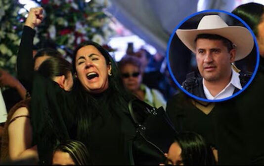 ¿Por qué mataron a Carlos Manzo? Manzo no tenía vínculos con ninguna organización criminal y buscaba que el gobierno federal entrara en su apoyo para combatirlos, pero el gobierno lo abandonó