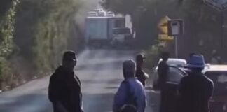 Reportan narcobloqueos y quema de vehículos en carreteras de Michoacán Al menos hay cinco vías de comunicación bloqueadas, donde un grupo de sujetos armados quemaron vehículos. Ninguna autoridad se ha pronunciado al respecto