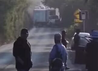 Reportan narcobloqueos y quema de vehículos en carreteras de Michoacán Al menos hay cinco vías de comunicación bloqueadas, donde un grupo de sujetos armados quemaron vehículos. Ninguna autoridad se ha pronunciado al respecto