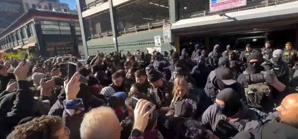 NY El Departamento de Policía de NY acudió al lugar de los hechos y separó a los manifestantes con barricadas de metal para que los agentes federales pudieran marcharse