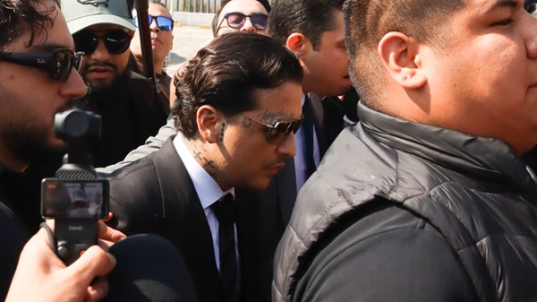 Christian Nodal libra vinculación a proceso por conflicto con Universal Music El cantante y sus padres salieron del ministerio público tras aproximadamente 17 horas de audiencia