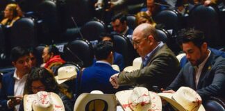 Diputados del PRI protestan con sombreros ensangrentados para pedir justicia por Carlos Manzo Diputados del Partido Revolucionario Institucional (PRI) se manifestaron al poner sombreros ‘ensangrentados’, en referencia al Movimiento del Sombrero