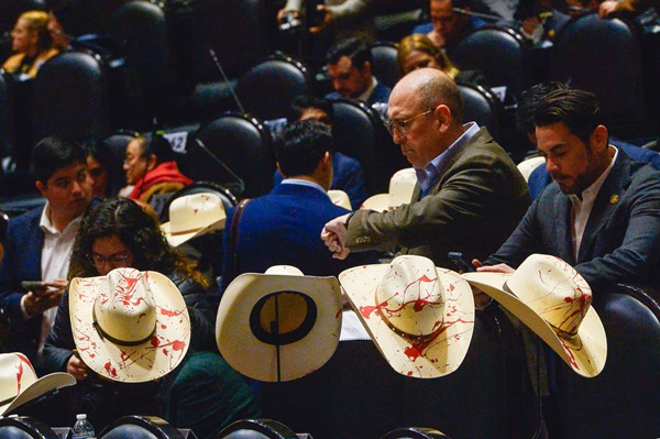 PRI-Manzo Diputados del Partido Revolucionario Institucional (PRI) se manifestaron al poner sombreros ‘ensangrentados’, en referencia al Movimiento del Sombrero