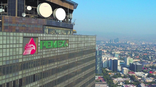 Pemex En términos anuales, el volumen de extracción únicamente de crudo se redujo en 6%