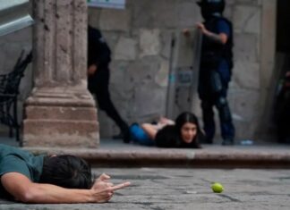 Incendian Palacio de Gobierno en Morelia tras asesinato del alcalde de Uruapan La convocatoria reunió a cientos de ciudadanos, colectivos y grupos civiles que exigían esclarecer el crimen y cuestionaban el desempeño de las autoridades estatales y federales en materia de seguridad