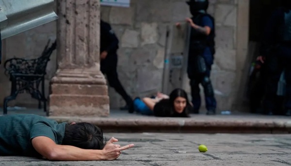 Protesta-Mich La convocatoria reunió a cientos de ciudadanos, colectivos y grupos civiles que exigían esclarecer el crimen y cuestionaban el desempeño de las autoridades estatales y federales en materia de seguridad