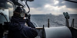 Contrabando, espionaje y sabotajes: cómo Rusia utiliza una flota fantasma para evadir las sanciones de Occidente El buque patrullero HSwMS Carlskrona vigila un buque de carga frente a la costa sueca, como parte de la misión Centinela del Báltico de la OTAN