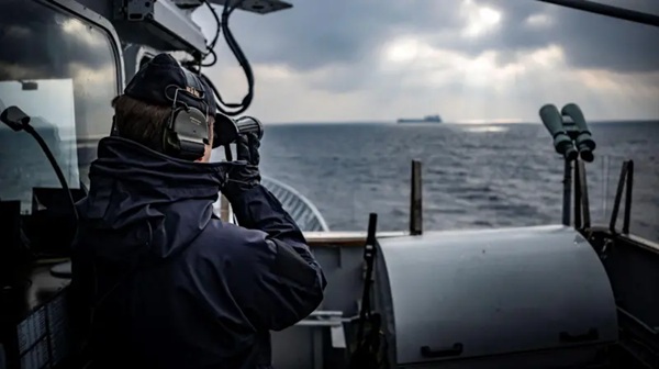 Rusia El buque patrullero HSwMS Carlskrona vigila un buque de carga frente a la costa sueca, como parte de la misión Centinela del Báltico de la OTAN