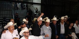 Megabloqueos seguirán y se incrementarán: Agricultores y transportistas rompen diálogo con Segob Luego de los megabloqueos en diversas carreteras del país, representantes campesinos y de transportistas se reunieron con la titular de SEGOB, pero salieron sin conseguir un acuerdo