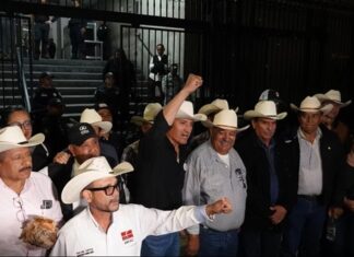 Megabloqueos seguirán y se incrementarán: Agricultores y transportistas rompen diálogo con Segob Luego de los megabloqueos en diversas carreteras del país, representantes campesinos y de transportistas se reunieron con la titular de SEGOB, pero salieron sin conseguir un acuerdo