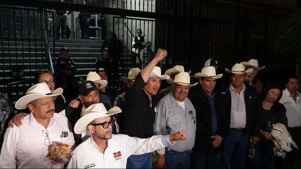 Megabloqueos seguirán y se incrementarán: Agricultores y transportistas rompen diálogo con Segob Luego de los megabloqueos en diversas carreteras del país, representantes campesinos y de transportistas se reunieron con la titular de SEGOB, pero salieron sin conseguir un acuerdo